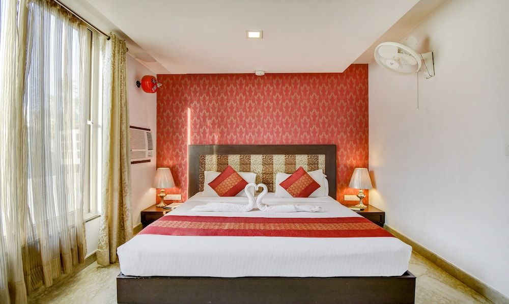 Hotel Raya Inn Deluxe Double Room 9