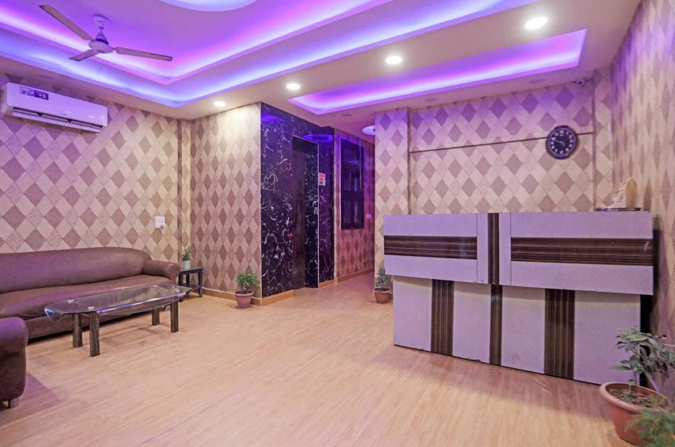 OYO 42622 Admiral Suites