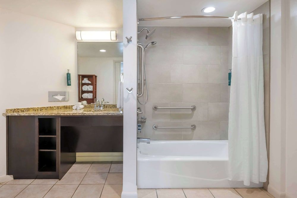 Hilton Vacation Club Daytona Beach Regency 1 BEDROOM OCEAN VW PREMIER SUITE W/ACC HR TUB 3