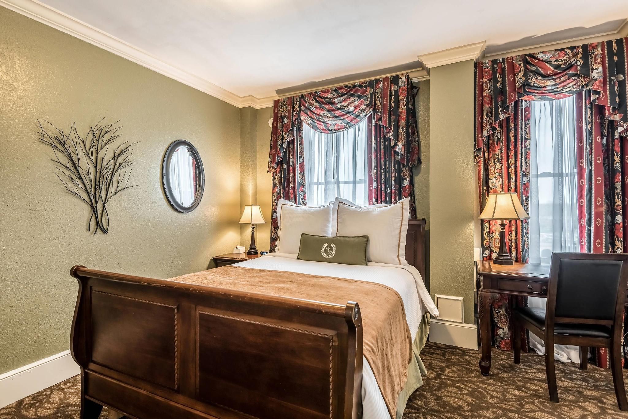 Honeymoon Suite with Indoor Jacuzzi