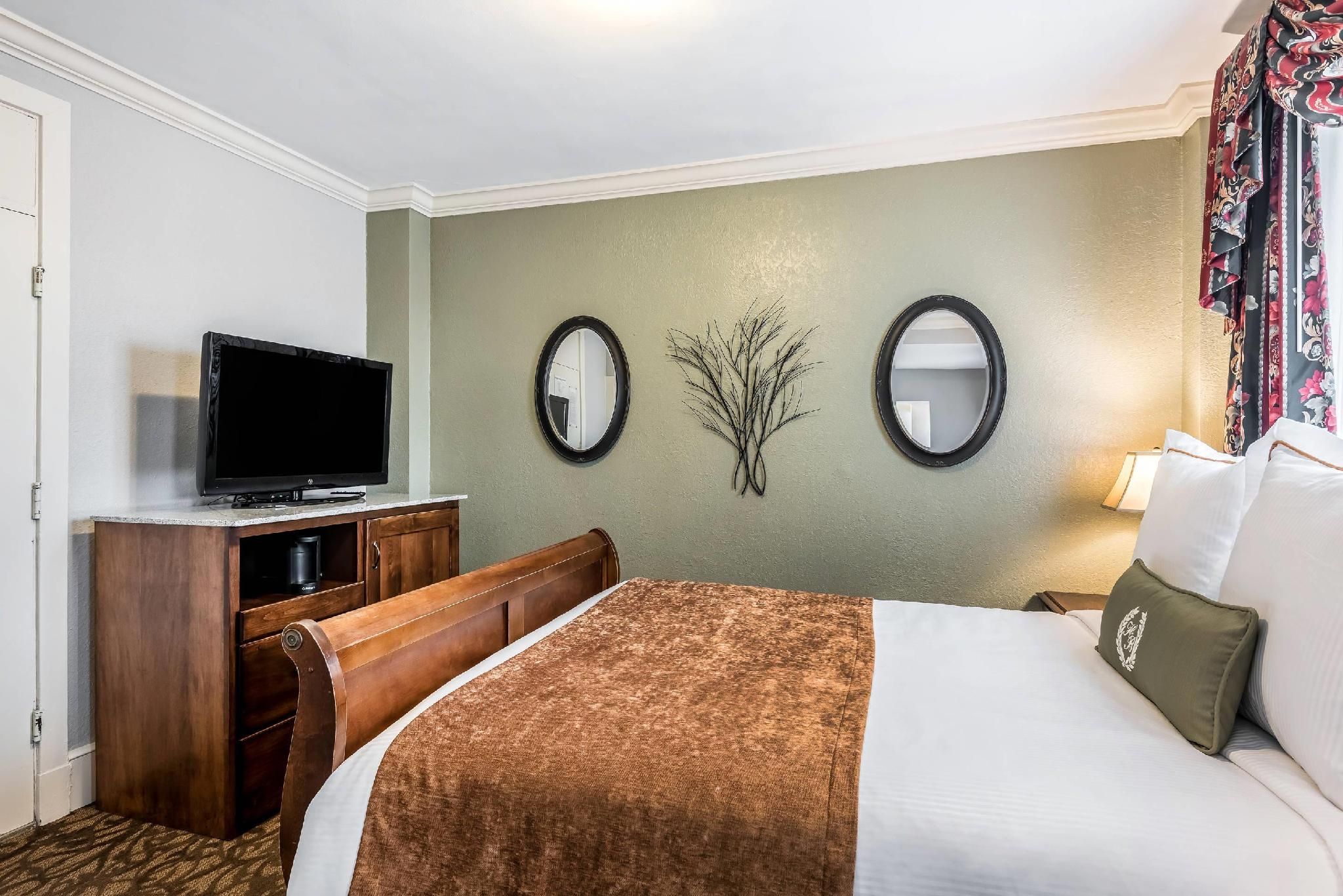 Honeymoon Suite with Indoor Jacuzzi