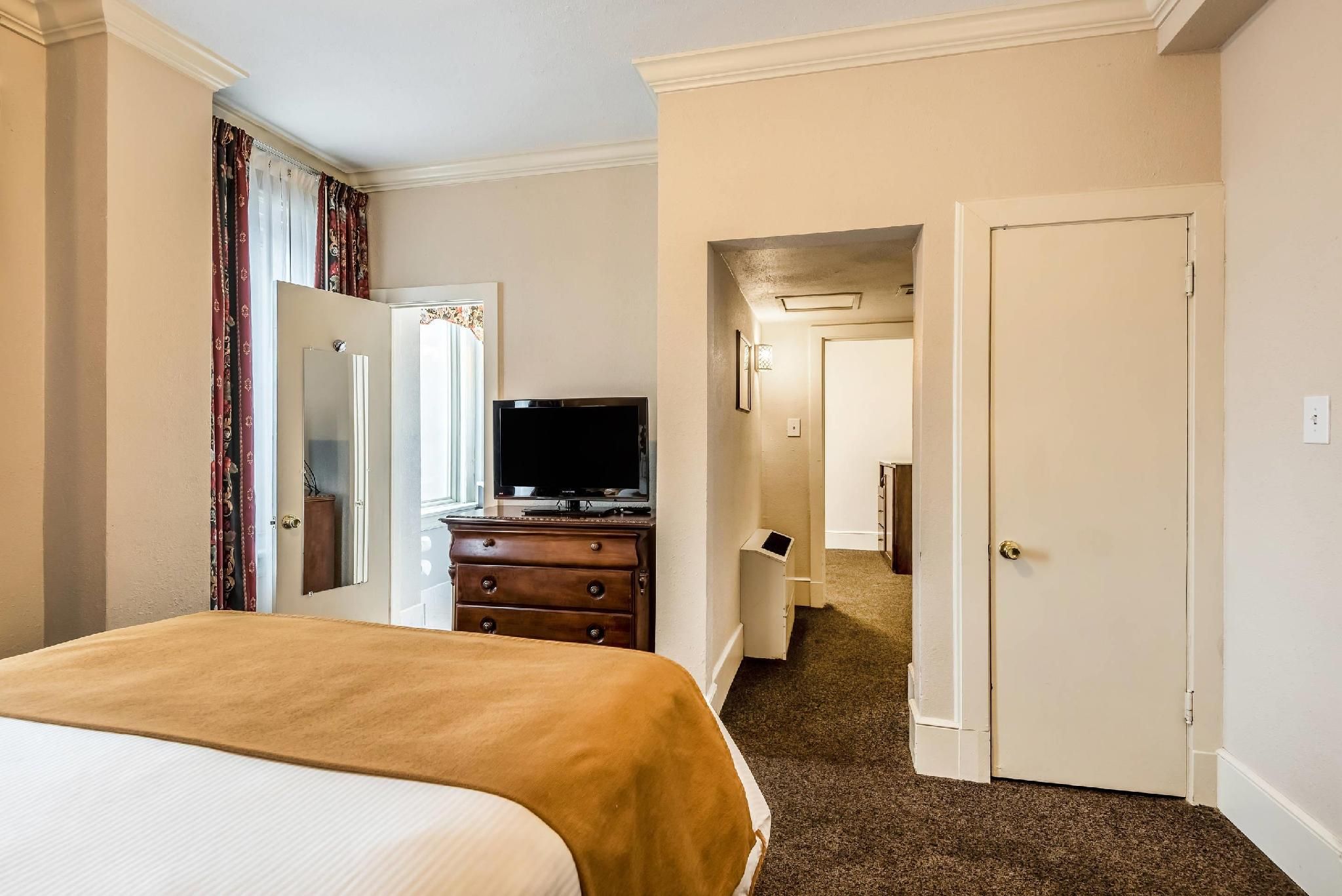 1 Queen Bed, 1 Double Bed, Nonsmoking