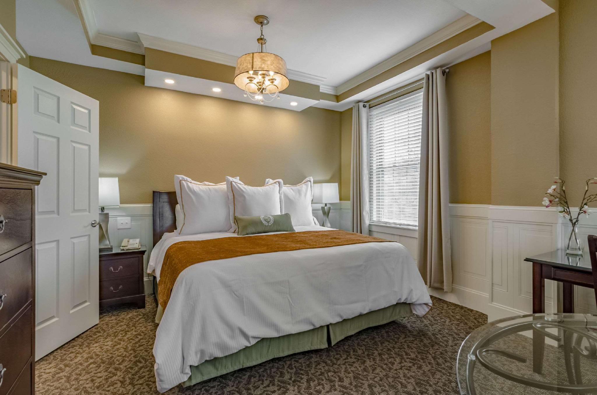1 King Bed, Efficiency, Suite, Nonsmoking