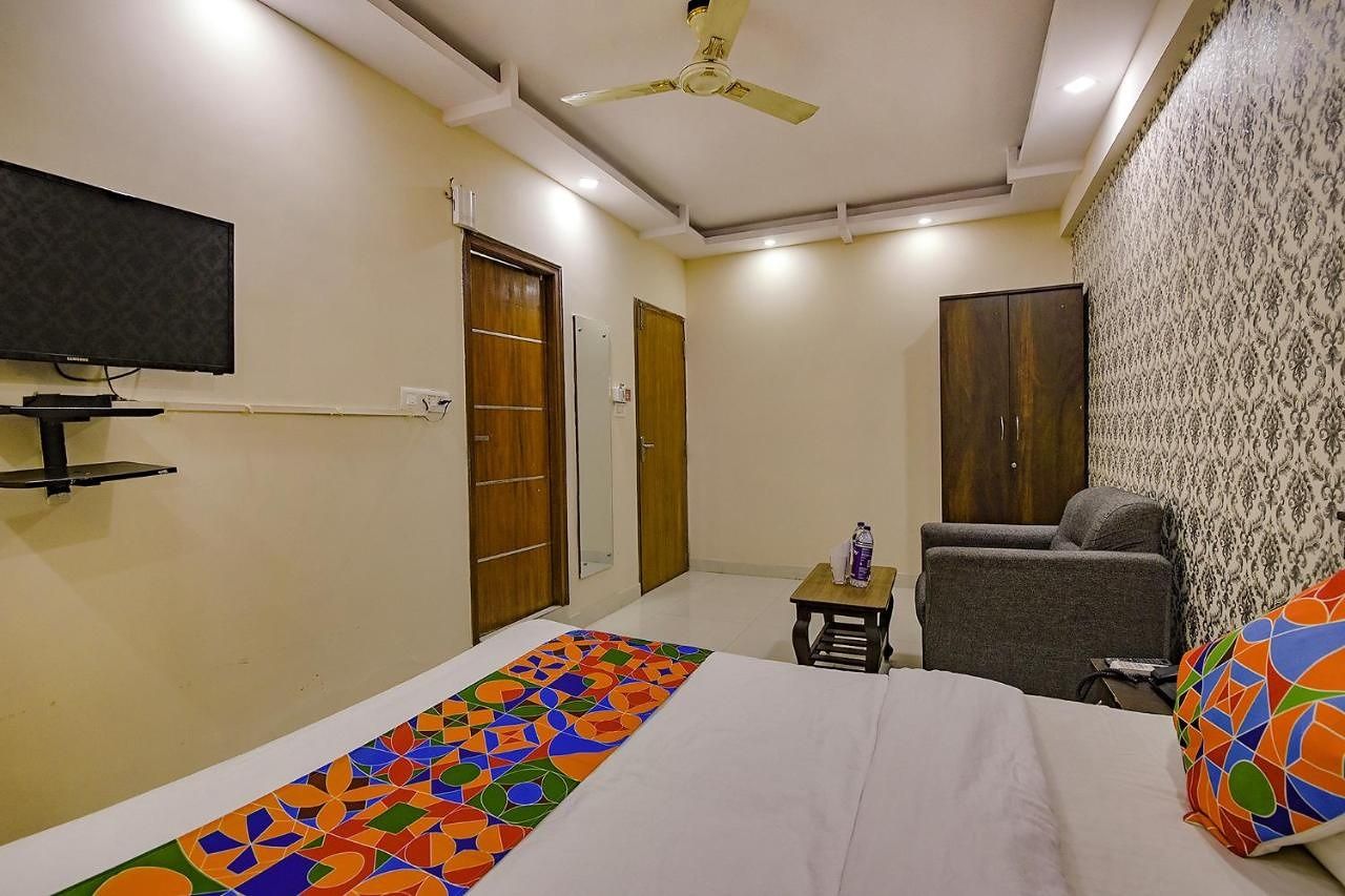 Fabhotel Emerald Inn Deluxe Room 17