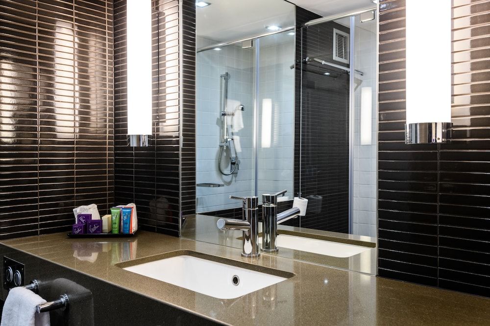 Lakeside Hotel and Conference Centre Standard Twin Room 6