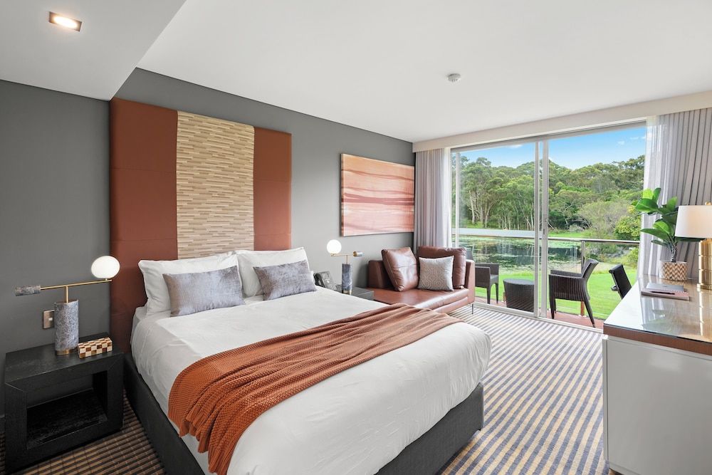 Lakeside Hotel and Conference Centre Standard Twin Room 3