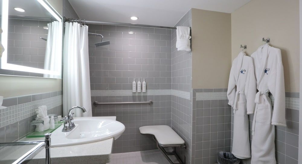 Orchid Key Inn - Adults Only Deluxe ADA Queen Room 4