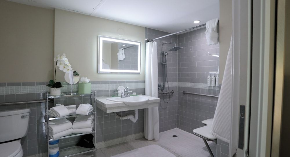 Orchid Key Inn - Adults Only Deluxe ADA Queen Room 3