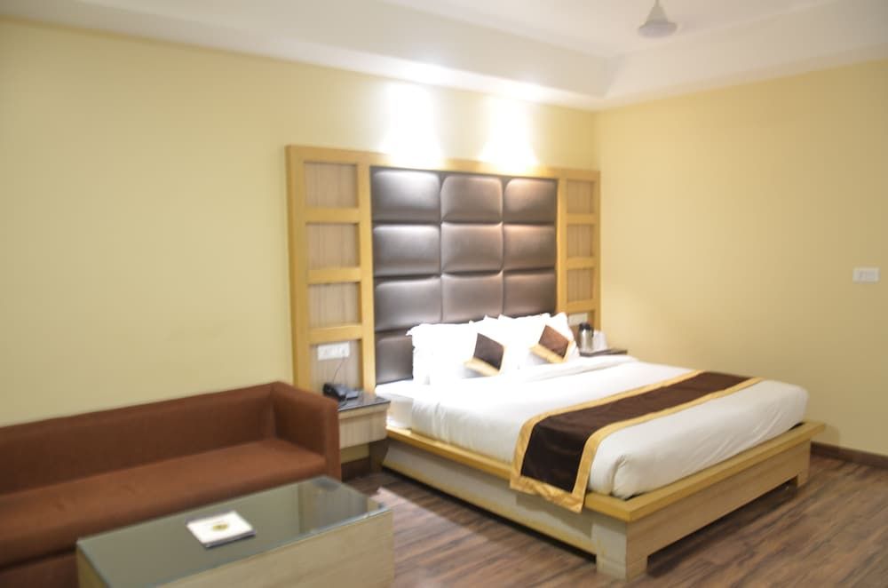 Tulip Tree Deluxe Double Room 11