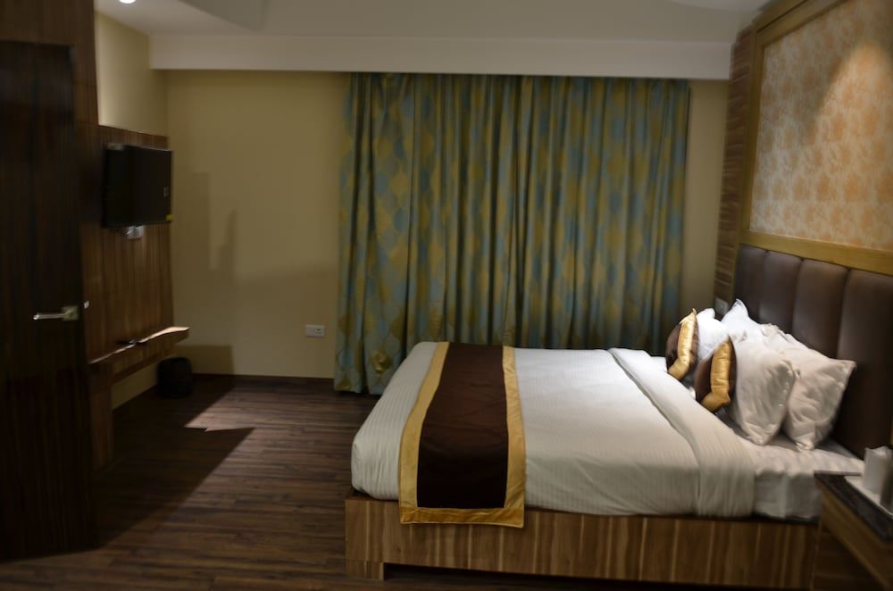 Tulip Tree Deluxe Double Room 5