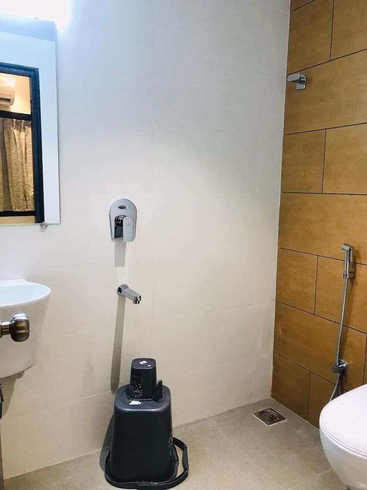 Hotel Flora Suites Deluxe Room 2