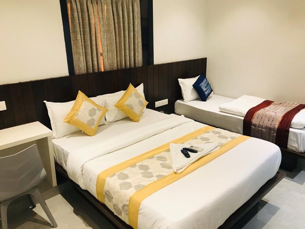 Hotel Flora Suites Executive Triple Room 3