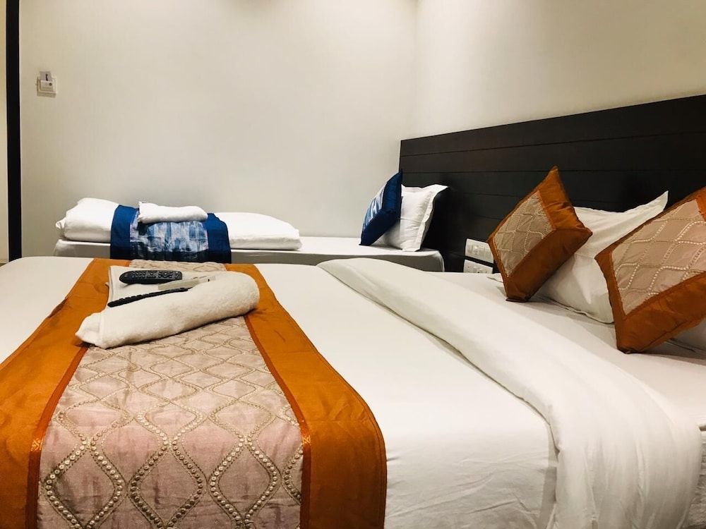 Hotel Flora Suites Executive Triple Room 2