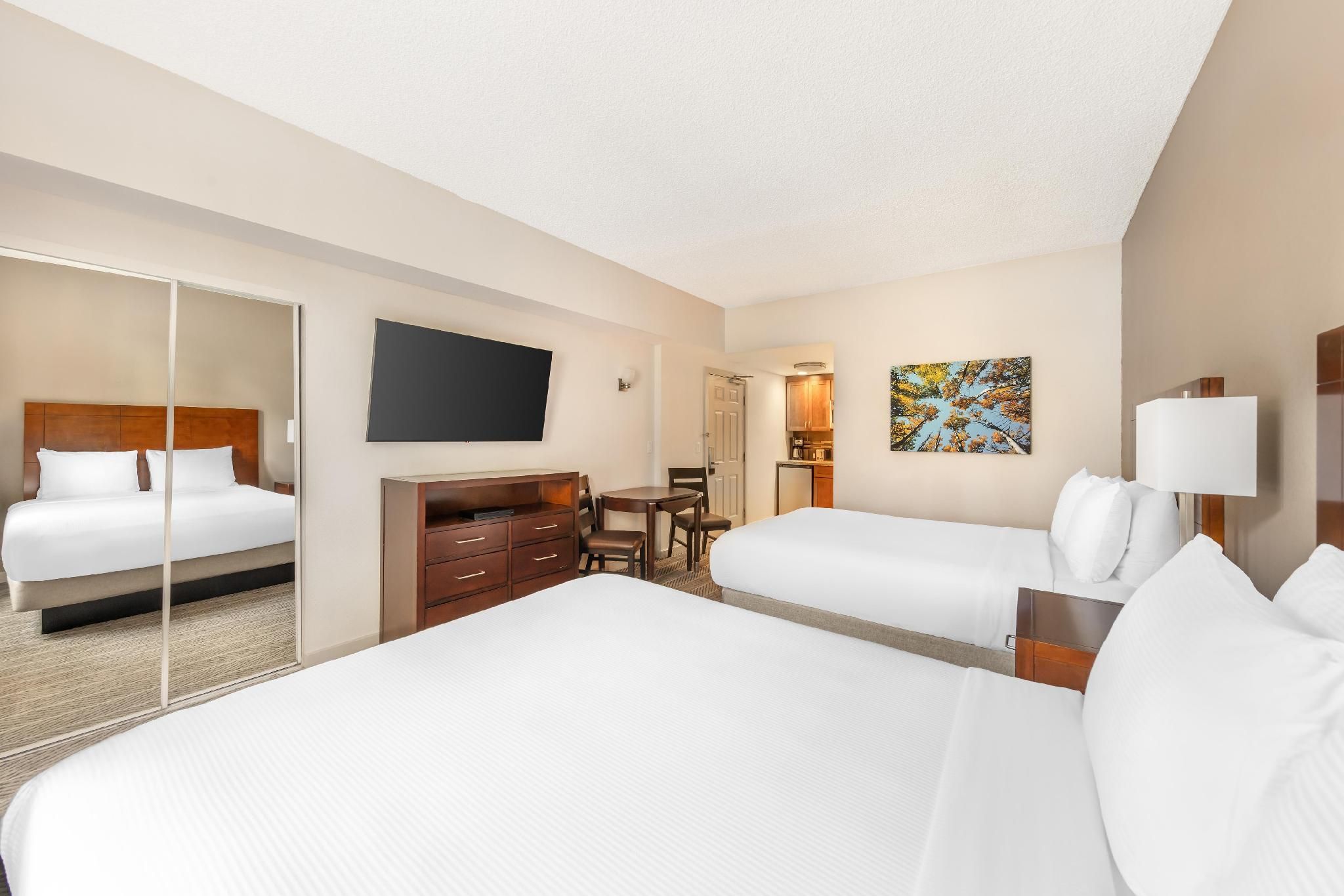 STUDIO 2 QUEENS WITH KITCHENETTE