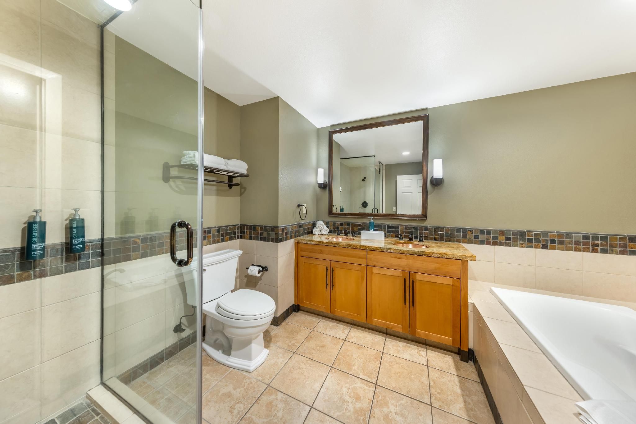 1 BEDROOM 1 KING DELUXE SUITE AND SOFABED