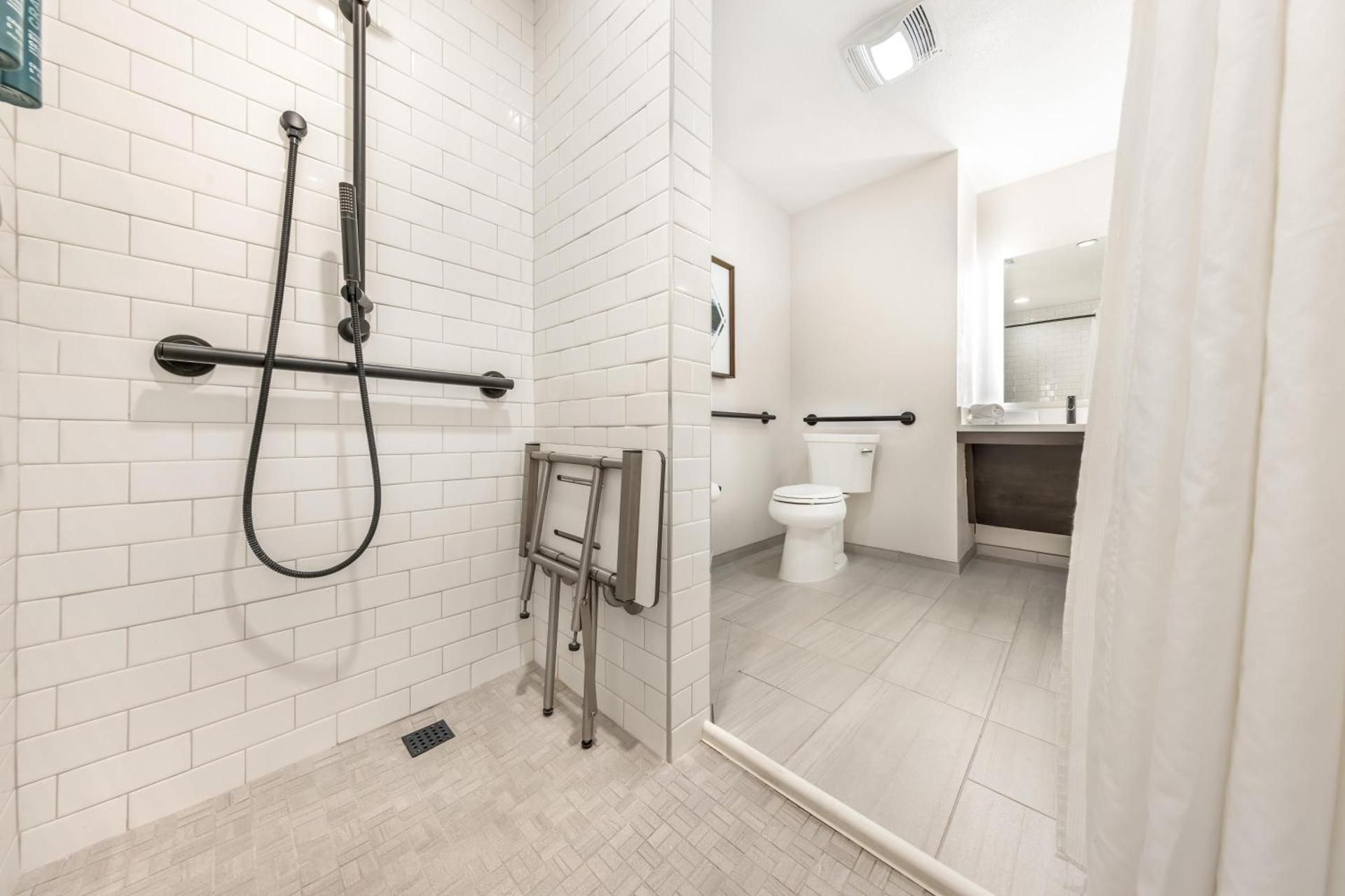STUDIO QUEEN ACCESSIBLE ROLL IN SHOWER