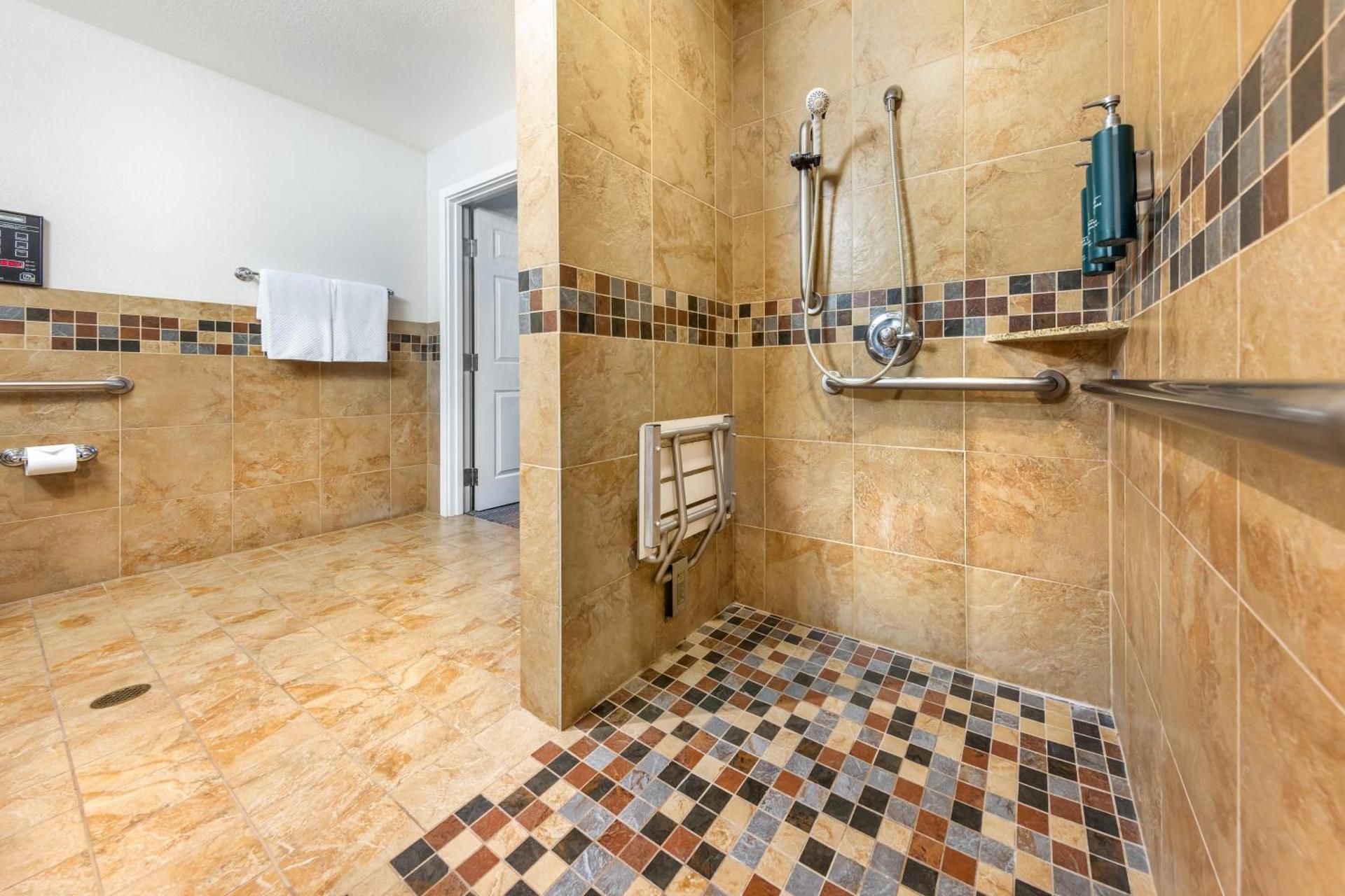 1 Bdrm 1 King Accessible Hear Roll In Shower