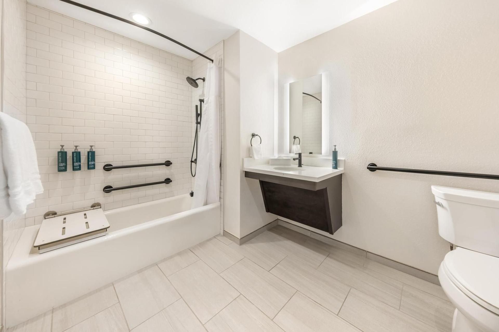 1 Bedroom 1 Kng Accessible Hearing W/ Bathtub