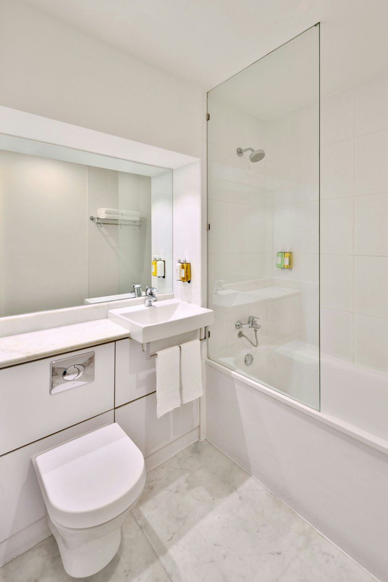 Guest Bathroom – Shower/Tub