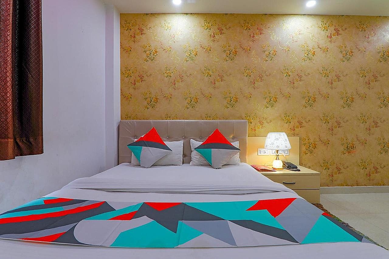FabExpress Moti Mahal Deluxe Room 2