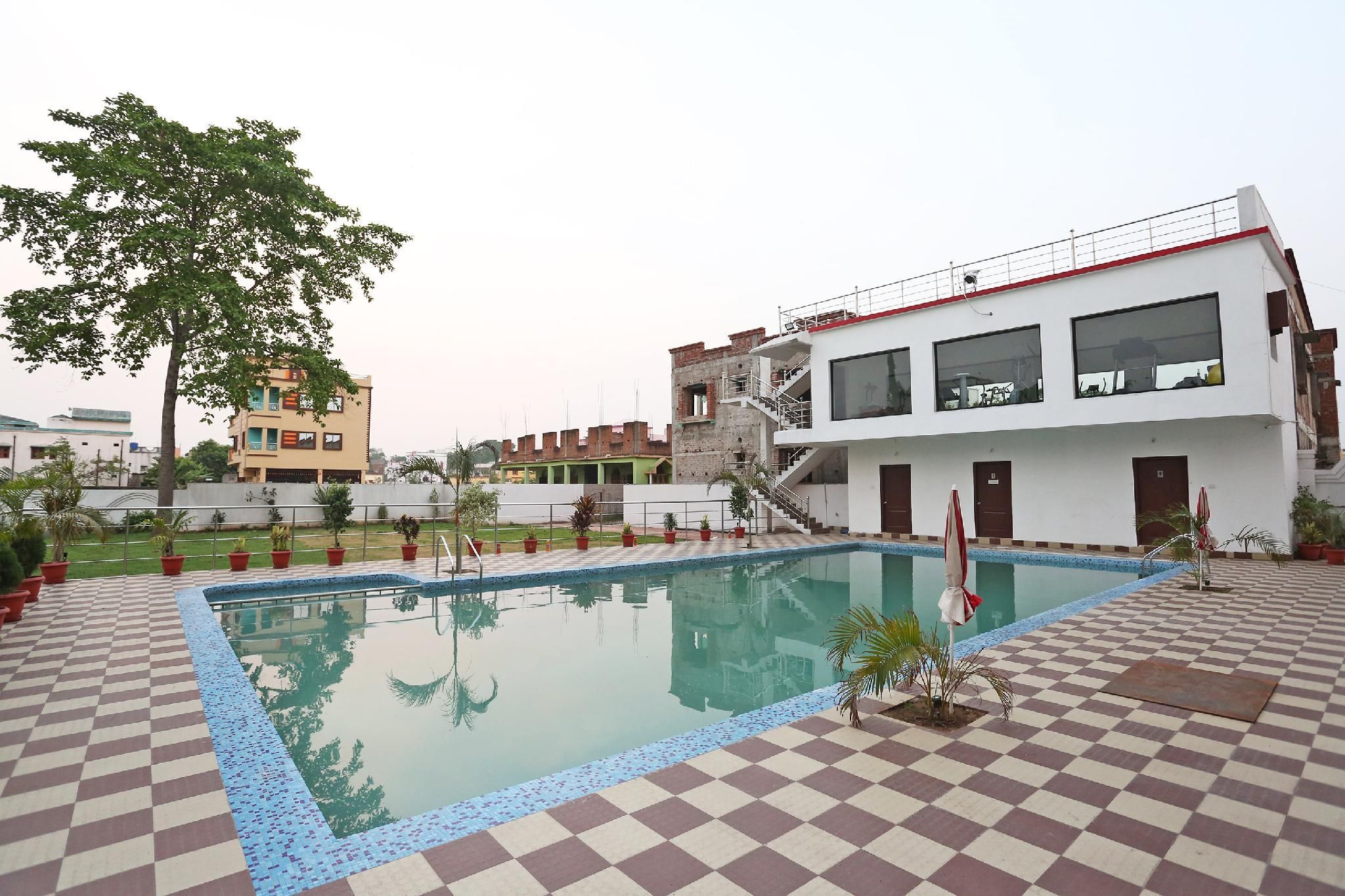 Swimming pool [outdoor]