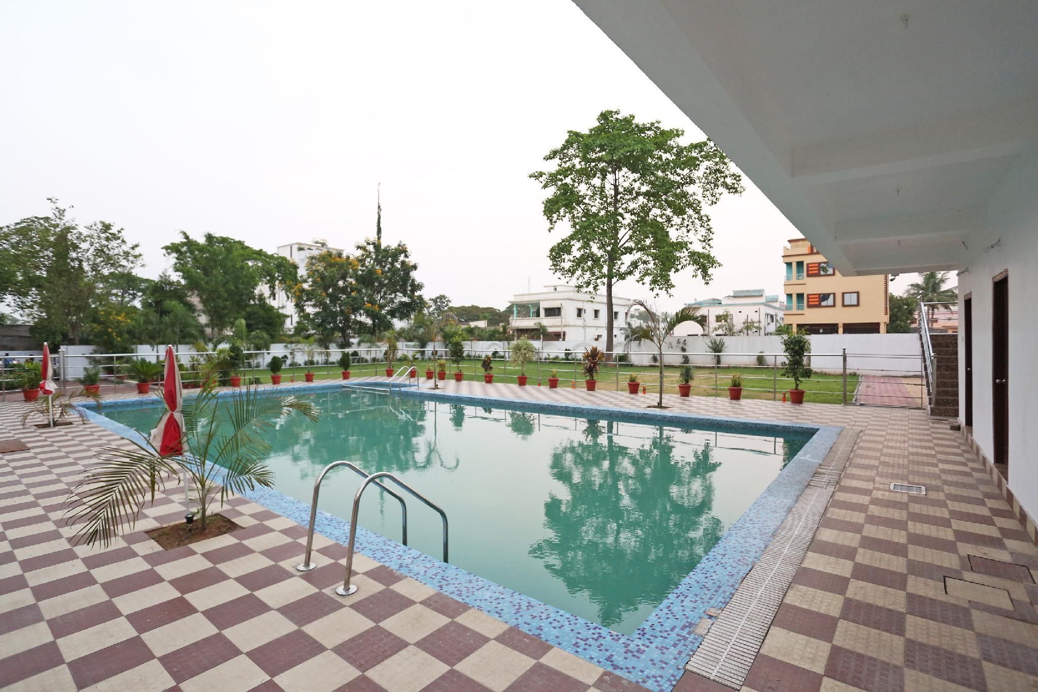 Swimming pool [outdoor]