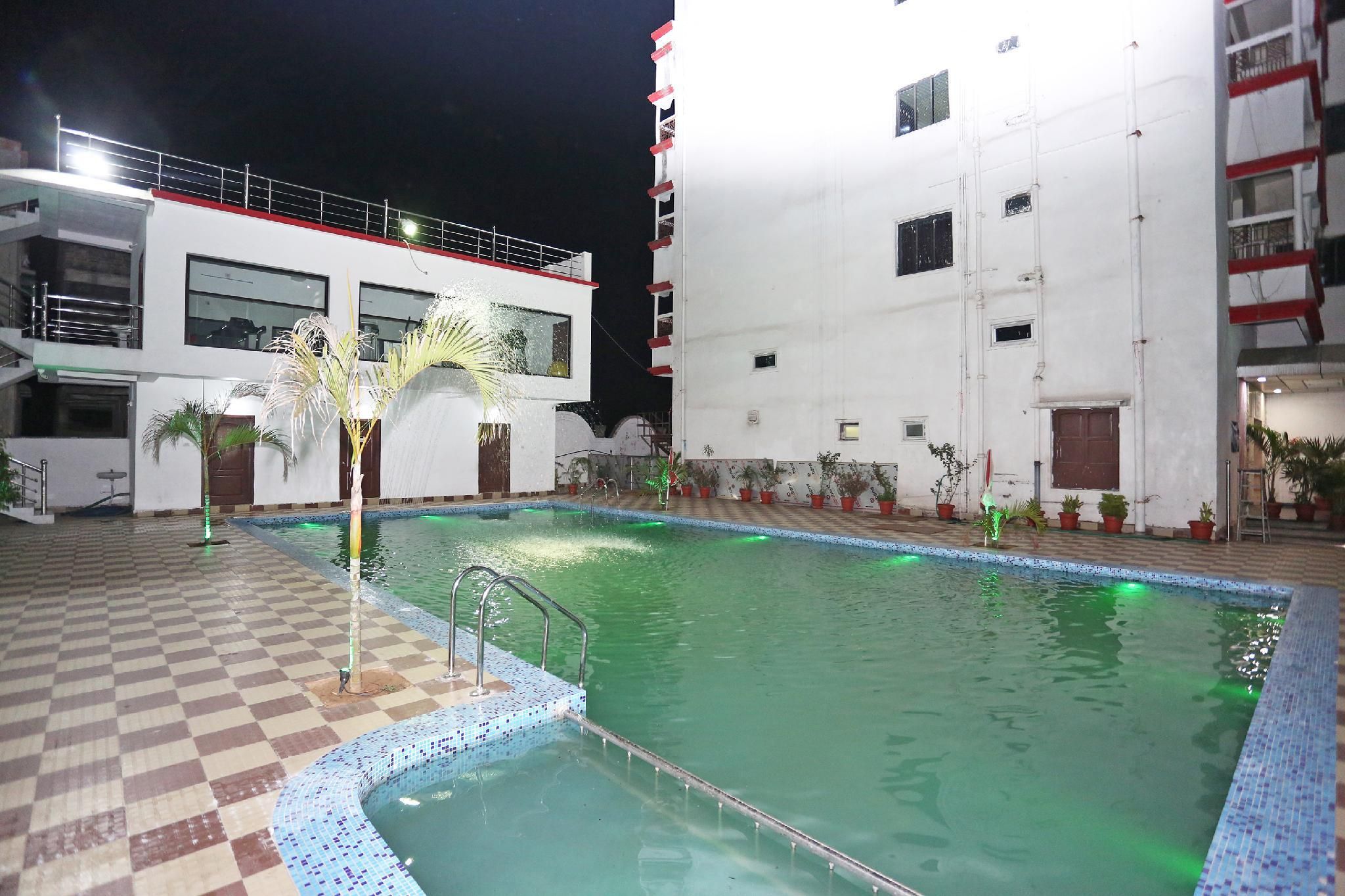 Swimming pool [outdoor]