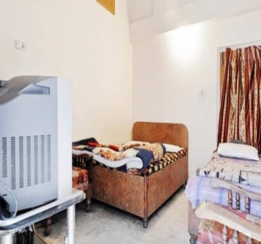 Hotel Kaanchan Super Deluxe (AC) 2