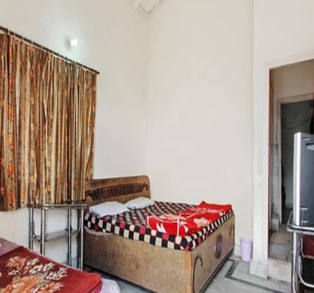 Hotel Kaanchan Deluxe Room (AC) 2