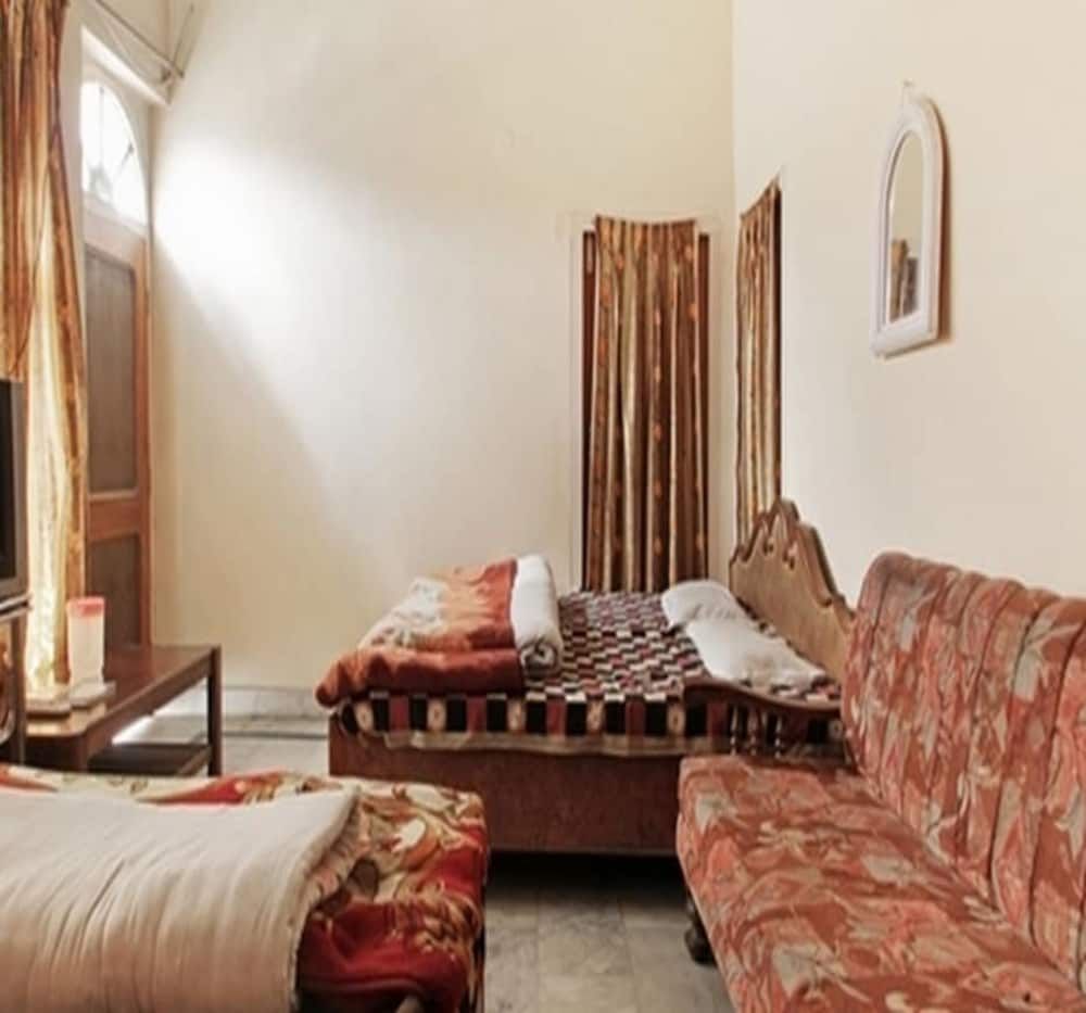 Hotel Kaanchan Deluxe Room (AC) 4