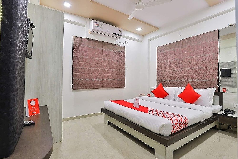 Hotel Blue moon by Sky Stays Deluxe Double Room 8