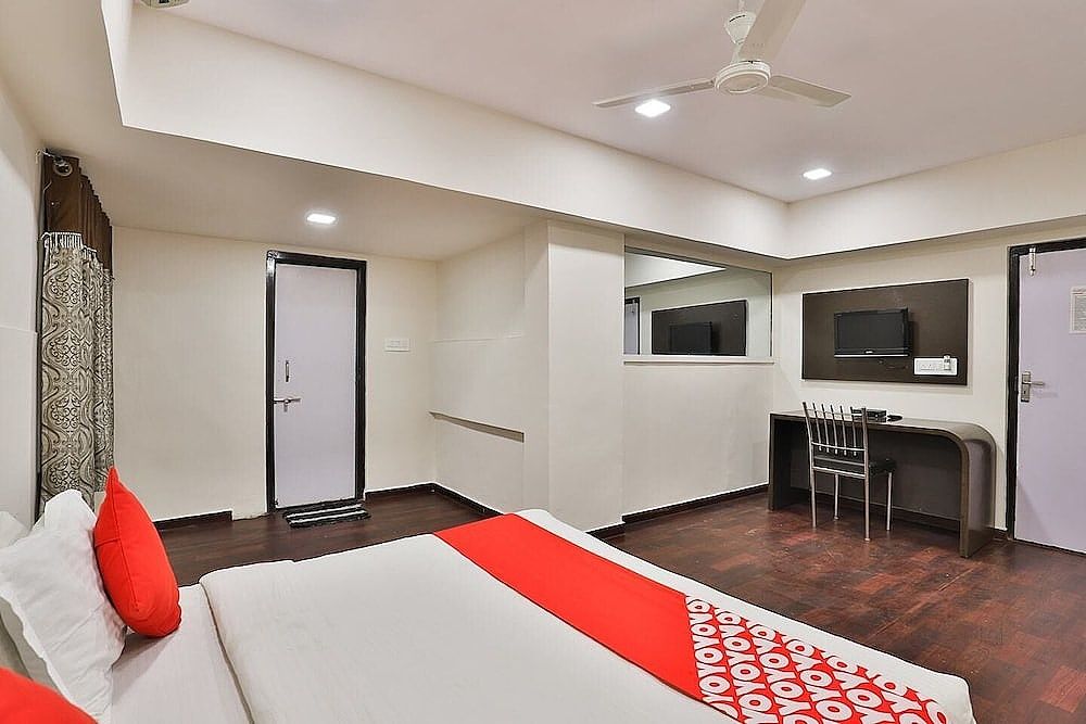 Hotel Blue moon by Sky Stays Deluxe Double Room 5