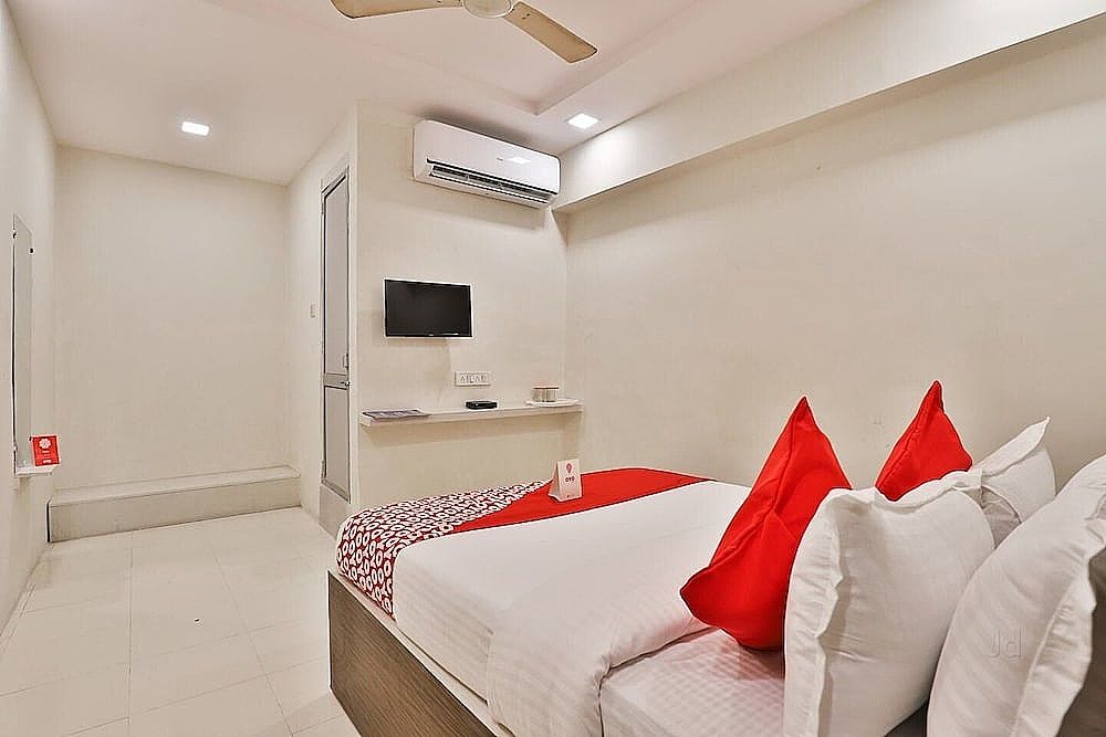 Hotel Blue moon by Sky Stays Deluxe Double Room 7