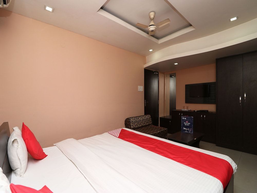 undefined OYO 11722 Crystal Guest House 4