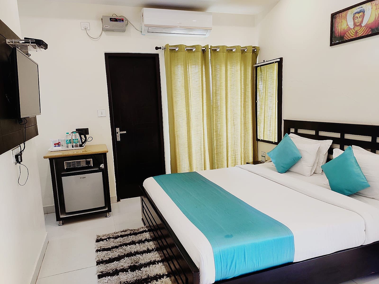 Aroma Ganga View Deluxe Room with Balcony and Ganga View 3