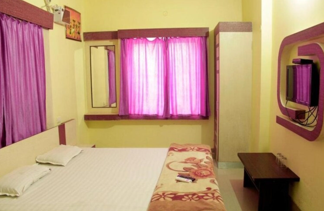 Hotel Meera Palace Deluxe Double Room 4