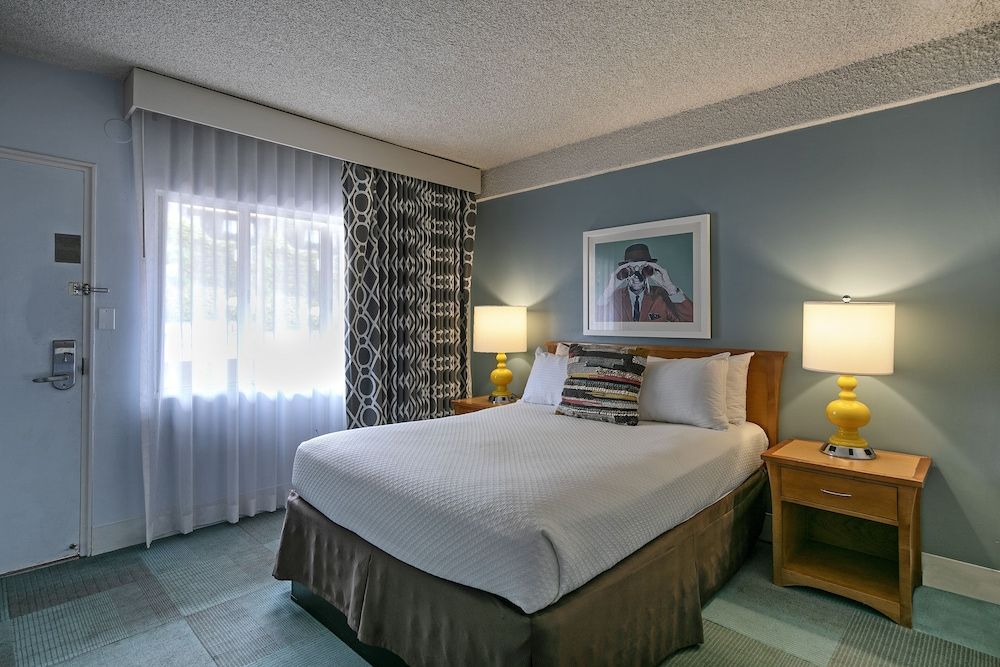 La Jolla Cove Suites