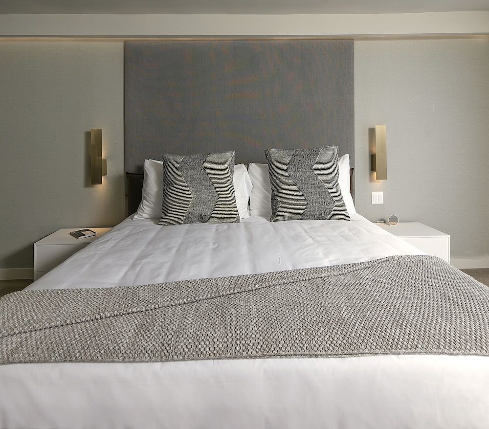 La Jolla Cove Suites All New Pines Signature King Non-View Room (Recently Renovated) 2