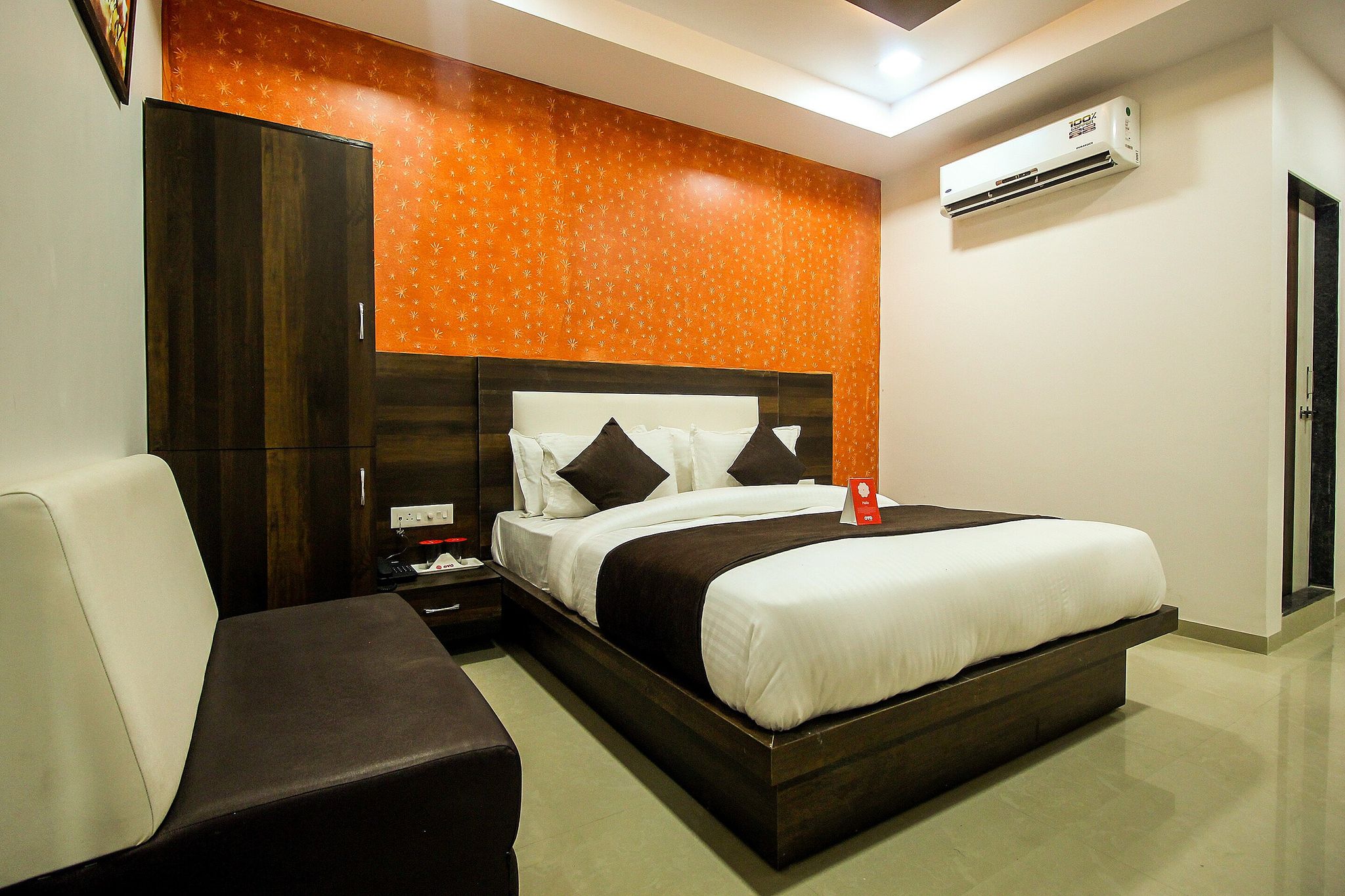 OYO Hotel Royal City Classic 8