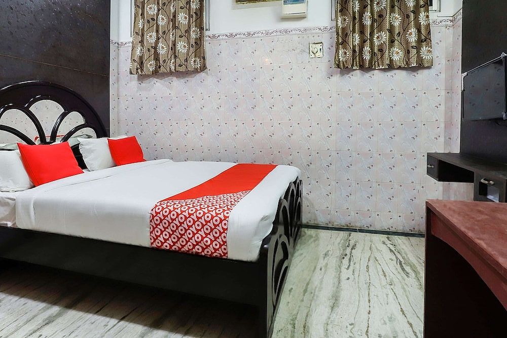 OYO 65719 Sree Ganesh Mahal Deluxe Double Room 6