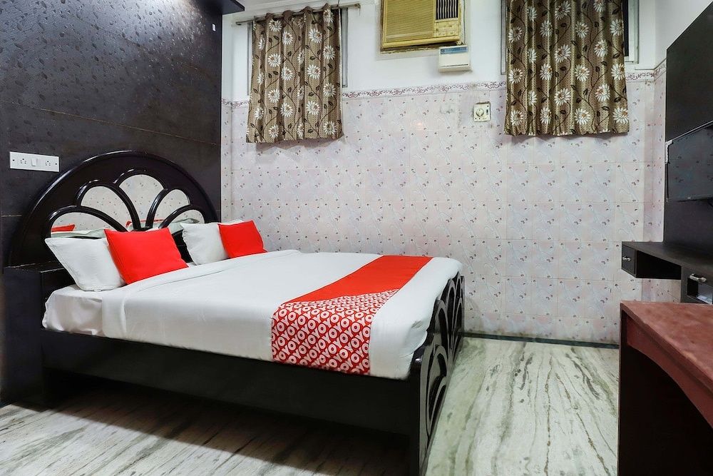 OYO 65719 Sree Ganesh Mahal Deluxe Double Room 8