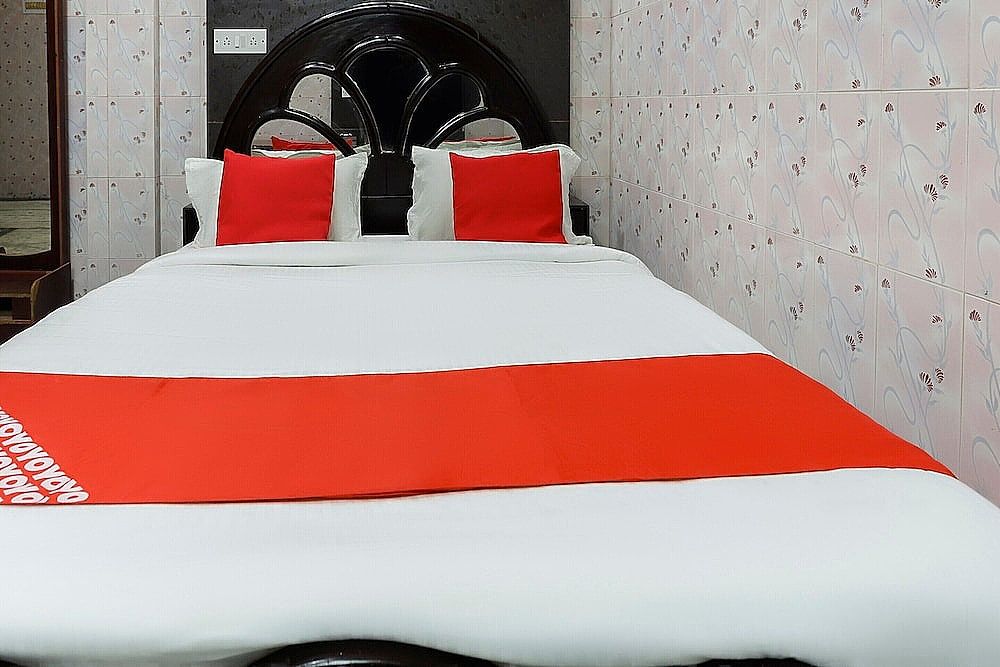 OYO 65719 Sree Ganesh Mahal Deluxe Double Room 4