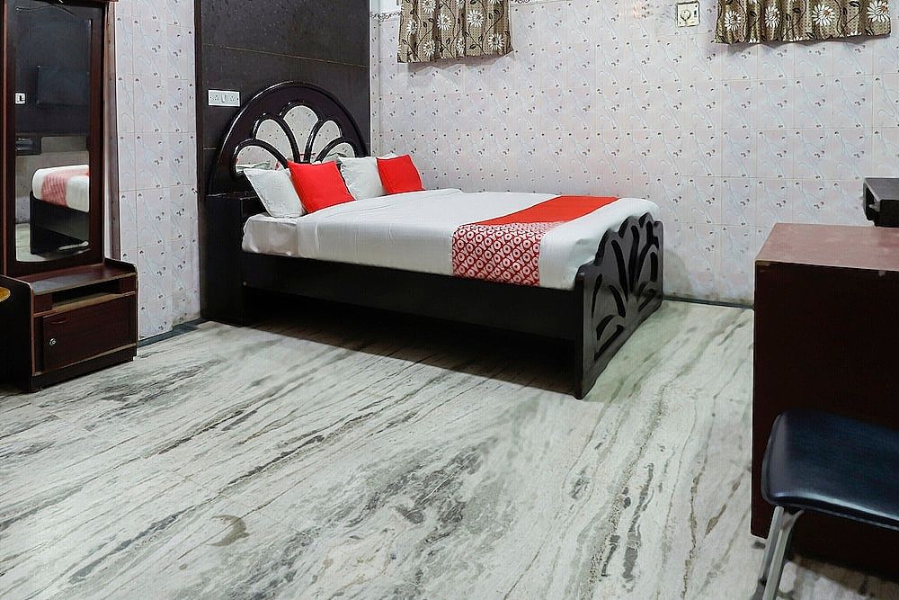 OYO 65719 Sree Ganesh Mahal Deluxe Double Room 2