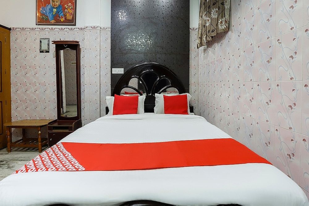 OYO 65719 Sree Ganesh Mahal Deluxe Double Room 7