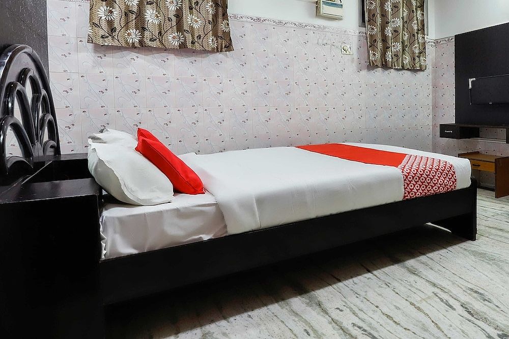 OYO 65719 Sree Ganesh Mahal Deluxe Double Room 3