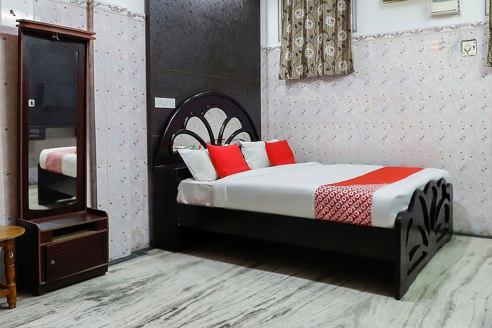 OYO 65719 Sree Ganesh Mahal Deluxe Double Room 5