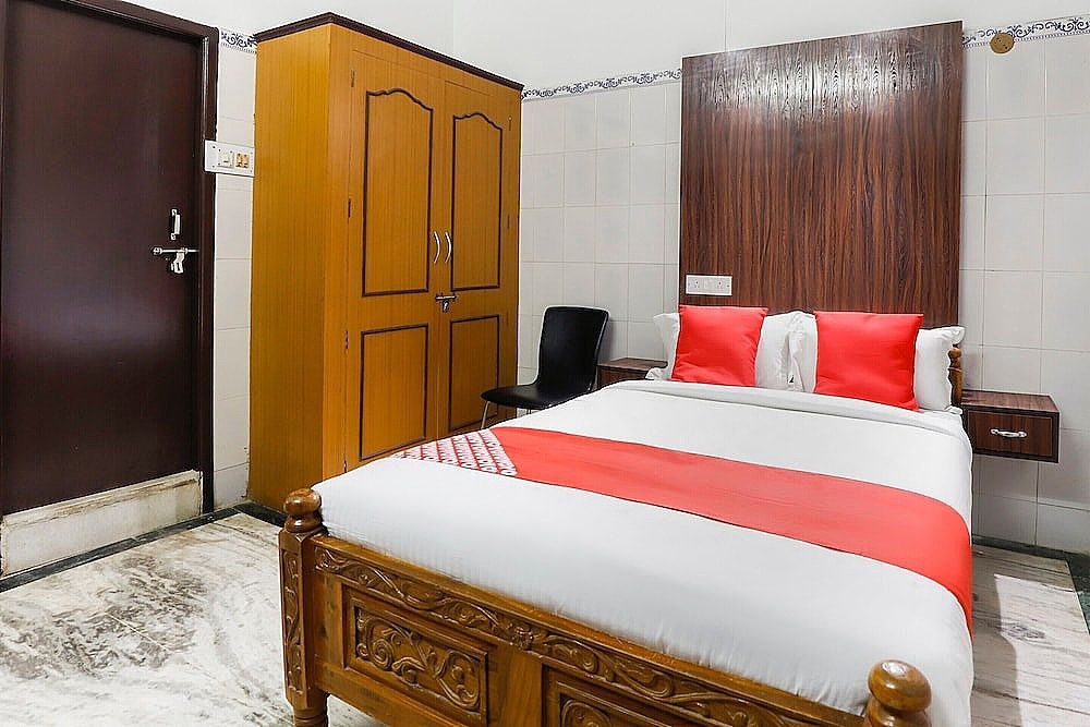 OYO 65719 Sree Ganesh Mahal Standard Double Room 2
