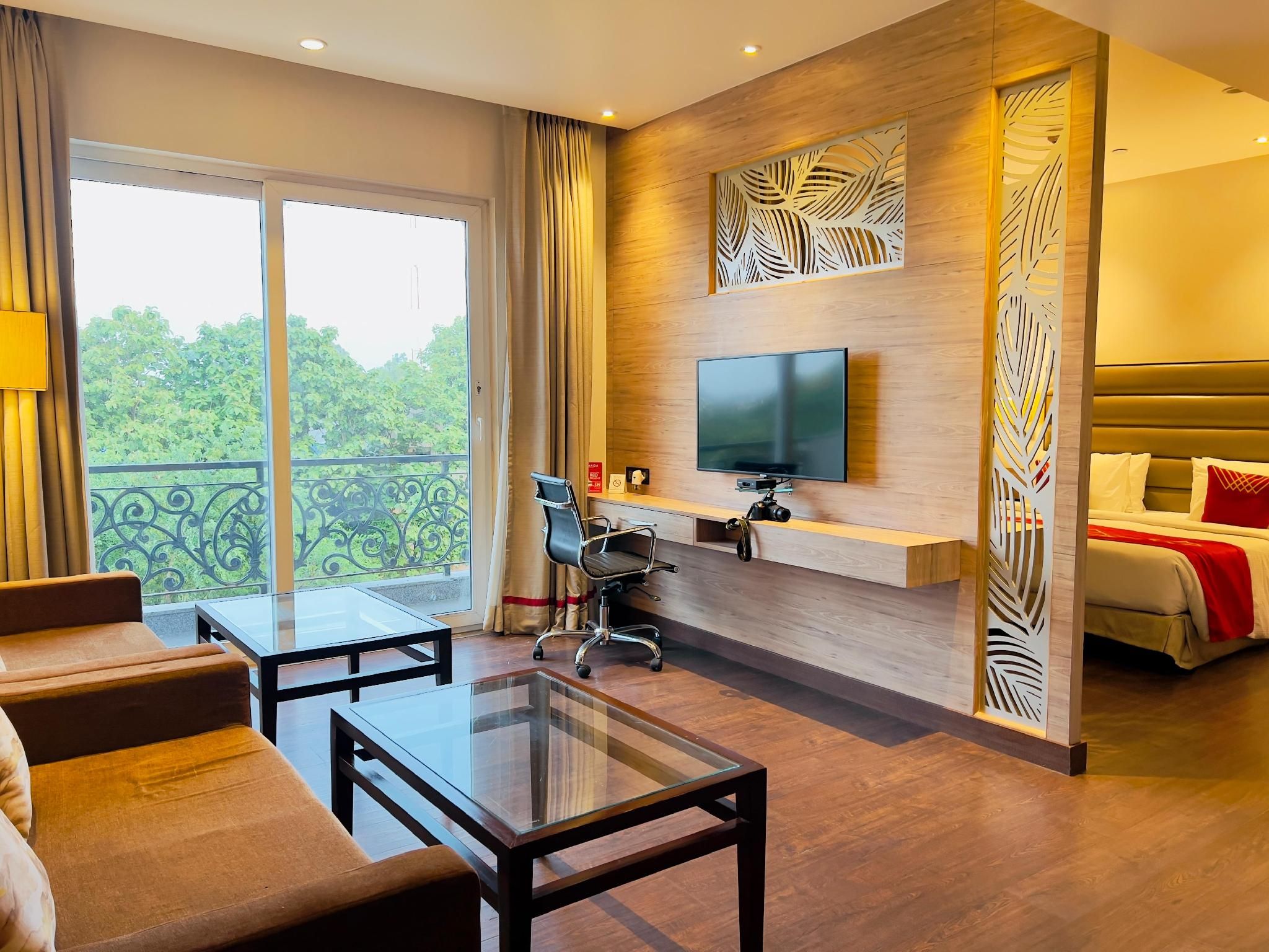 1 King Bed, Suite, Non-Smoking