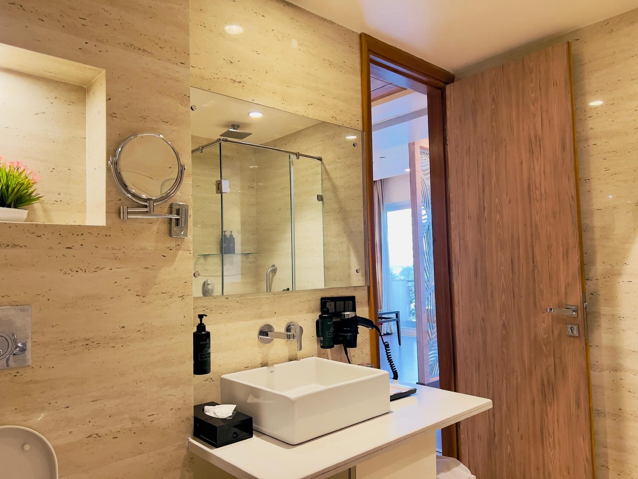 1 King Bed, Deluxe, Non- Smoking