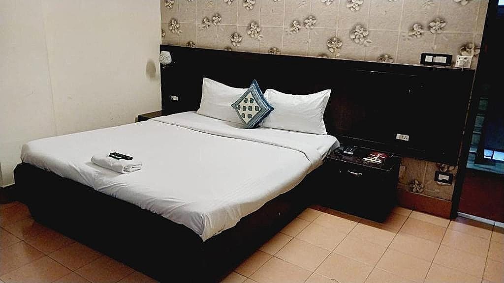 Hotel Maharani Prime Deluxe Room